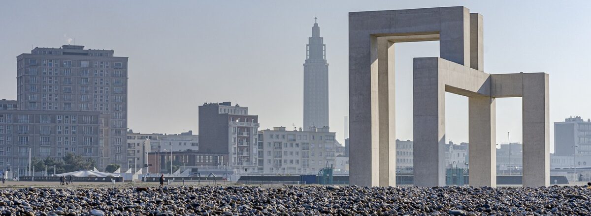 La ville du Havre, vue de la plage