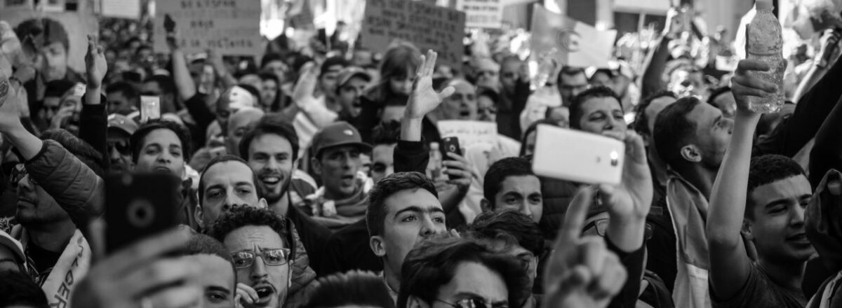 Photographie d'une manifestation en noir et blanc